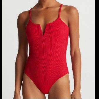 ファッション水着の女性は、ワンピースの水着を乱します